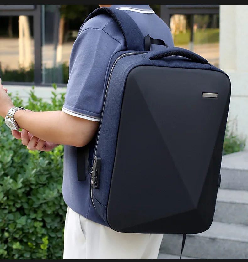 Mochila Executiva Marcanzzi MZ067, notebook 15", impermeável, com porta USB, trava TSA e acabamento premium para profissionais modernos.