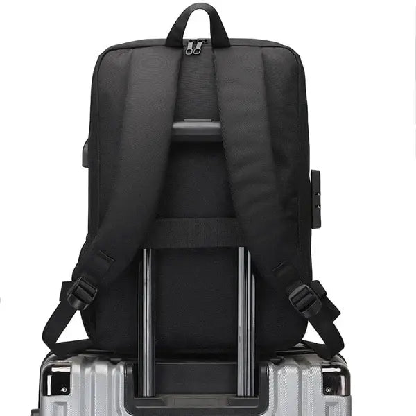 Mochila Executiva Marcanzzi MZ070 com porta USB, trava TSA, estrutura impermeável e compartimento para notebook 15” com design sofisticado