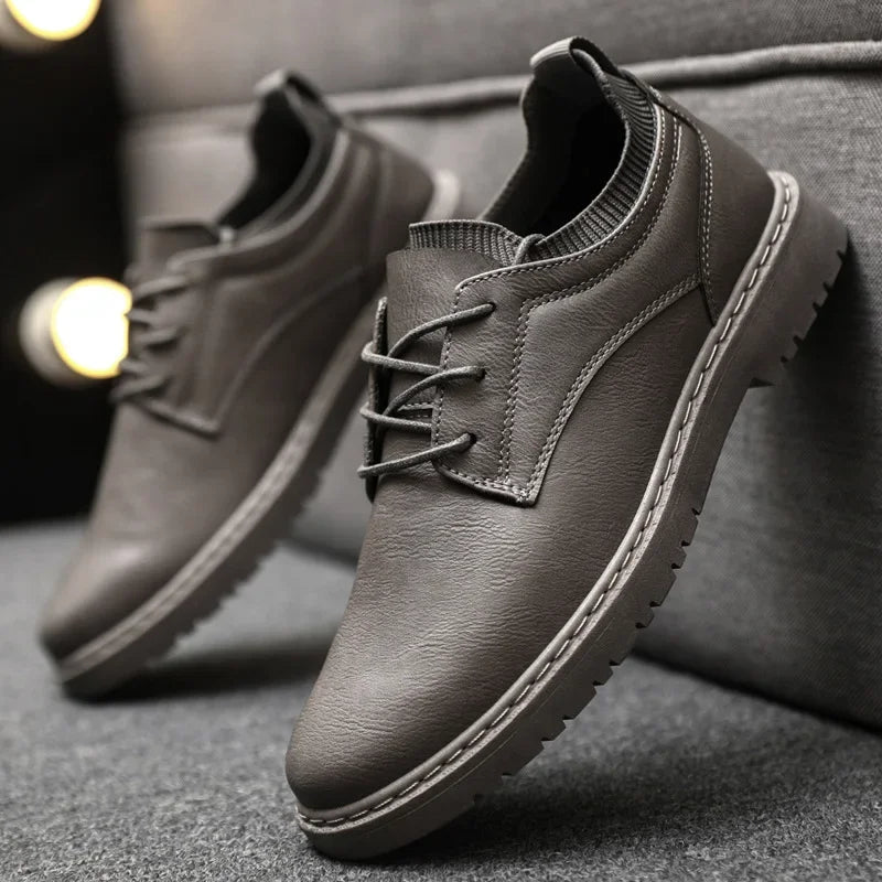 Sapatênis Masculino de Couro Marcanzzi MZ448: elegância e conforto. Couro legítimo, solado antiderrapante, palmilha acolchoada, design moderno e ajuste preciso.