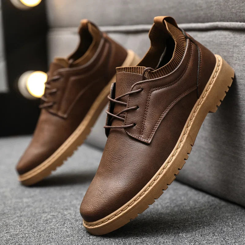 Sapatênis Masculino de Couro Marcanzzi MZ448: elegância e conforto. Couro legítimo, solado antiderrapante, palmilha acolchoada, design moderno e ajuste preciso.