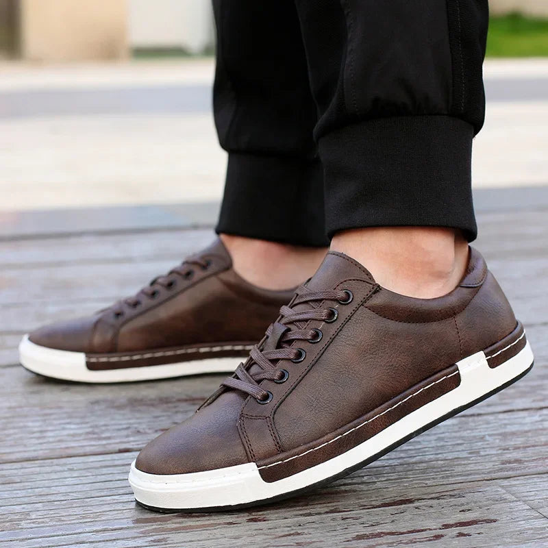 Sapatênis Masculino Prime Marcanzzi MZ446 em couro legítimo, solado antiderrapante, palmilha acolchoada, design elegante, ideal para looks casuais ou formais.