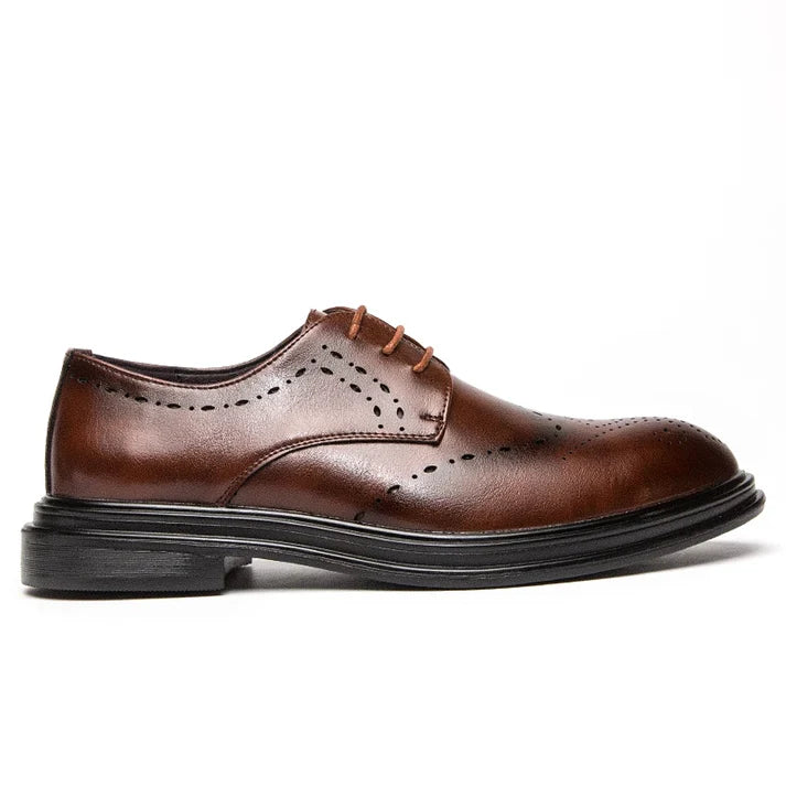Sapato Masculino Derby em Couro Marcanzzi MZ351 em couro premium, acabamento refinado, cadarço trançado e plataforma de 4 cm para elegância e conforto.
