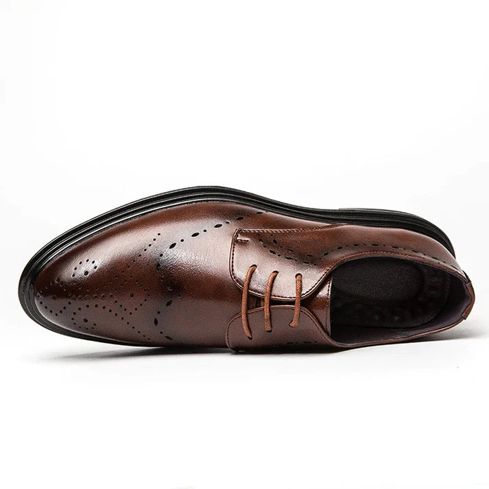 Sapato Masculino Derby em Couro Marcanzzi MZ351 em couro premium, acabamento refinado, cadarço trançado e plataforma de 4 cm para elegância e conforto.
