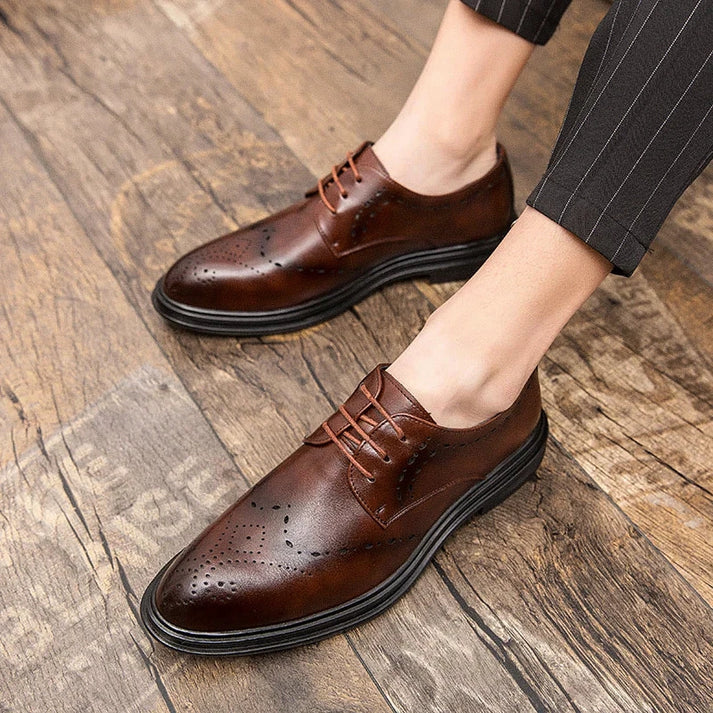 Sapato Masculino Derby em Couro Marcanzzi MZ351 em couro premium, acabamento refinado, cadarço trançado e plataforma de 4 cm para elegância e conforto.