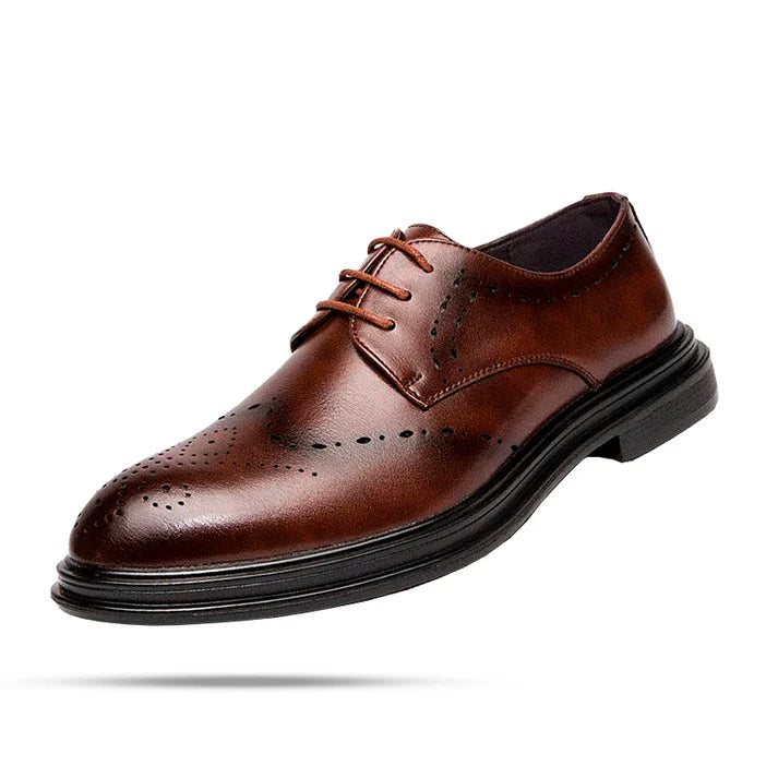 Sapato Masculino Derby em Couro Marcanzzi MZ351 em couro premium, acabamento refinado, cadarço trançado e plataforma de 4 cm para elegância e conforto.
