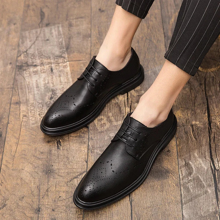 Sapato Masculino Derby em Couro Marcanzzi MZ351 em couro premium, acabamento refinado, cadarço trançado e plataforma de 4 cm para elegância e conforto.