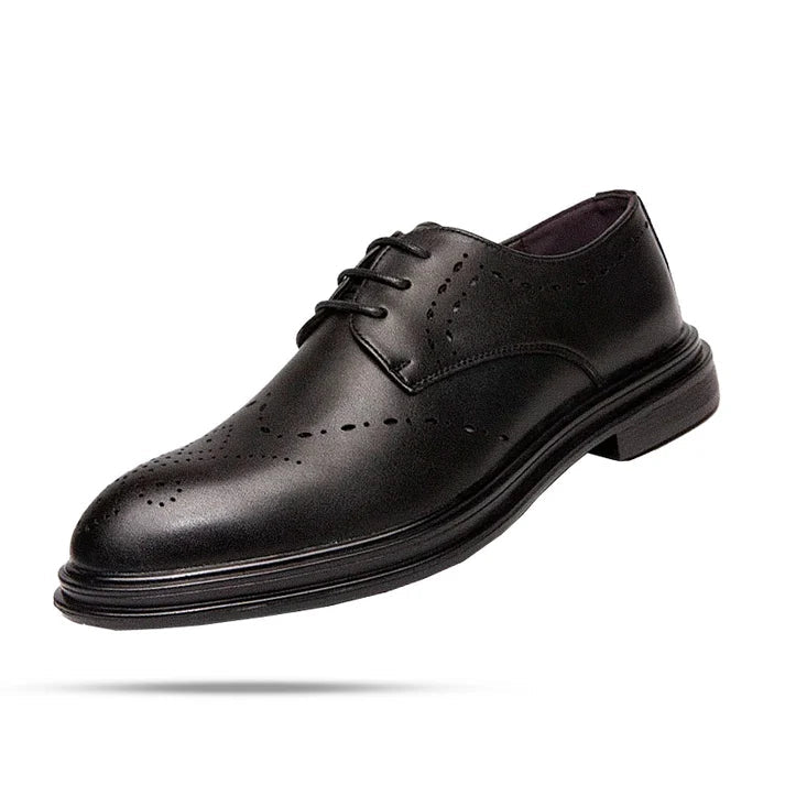 Sapato Masculino Derby em Couro Marcanzzi MZ351 em couro premium, acabamento refinado, cadarço trançado e plataforma de 4 cm para elegância e conforto.