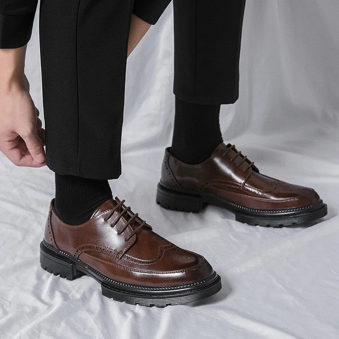 Sapato Masculino Derby Marcanzzi MZ358 em couro premium, solado tratorado de 5 cm. Disponível em preto e marrom. Estilo, conforto e durabilidade.