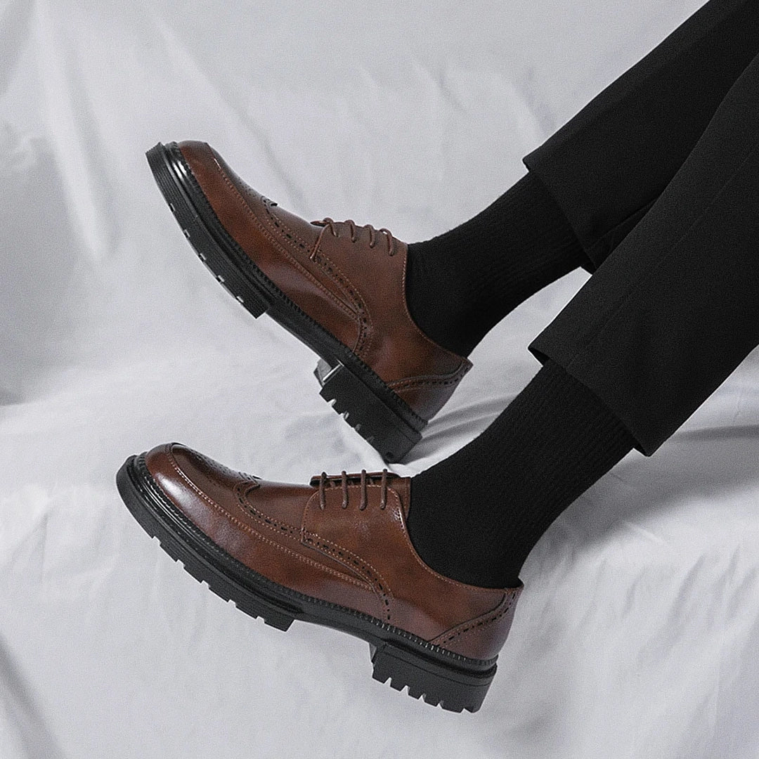 Sapato Masculino Derby Marcanzzi MZ358 em couro premium, solado tratorado de 5 cm. Disponível em preto e marrom. Estilo, conforto e durabilidade.