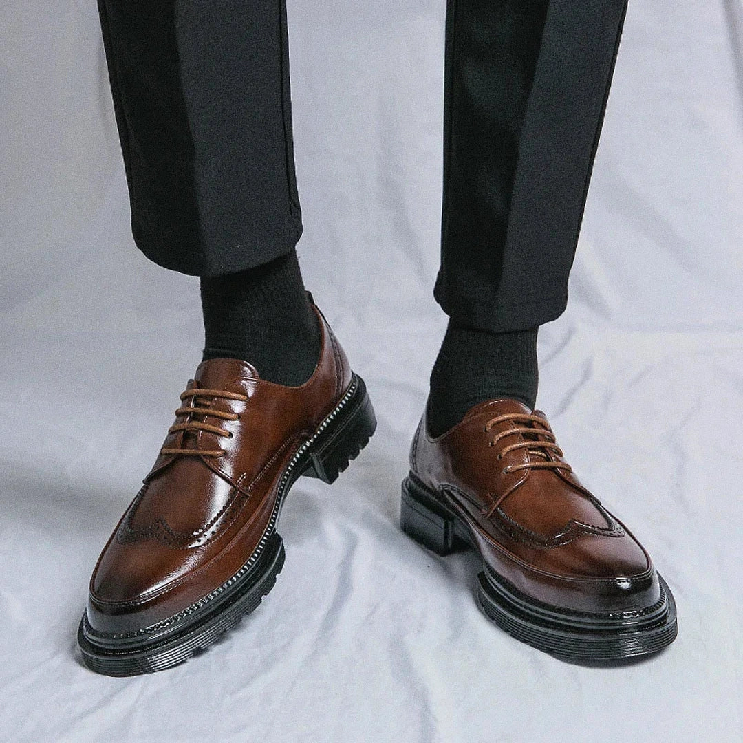 Sapato Masculino Derby Marcanzzi MZ358 em couro premium, solado tratorado de 5 cm. Disponível em preto e marrom. Estilo, conforto e durabilidade.