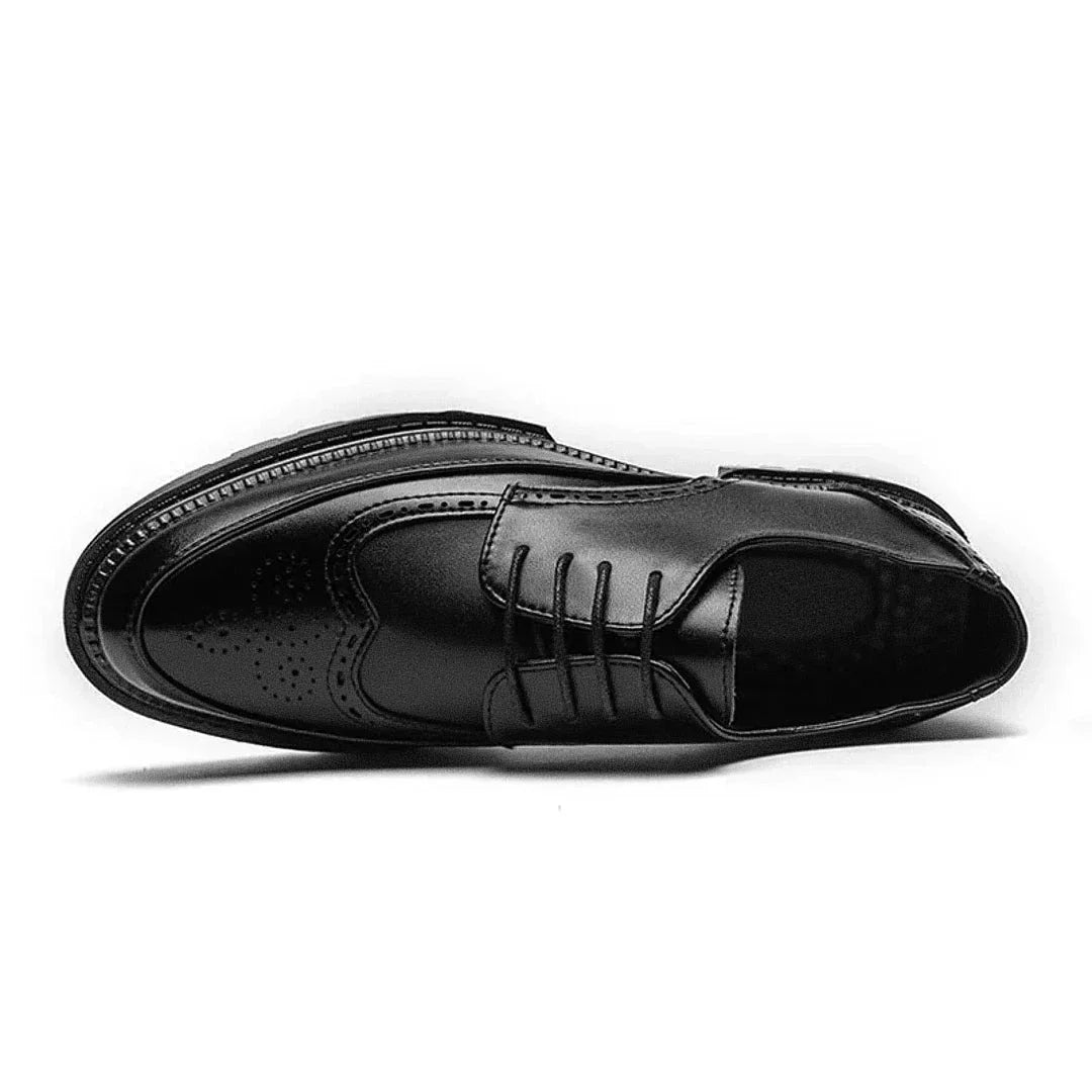 Sapato Masculino Derby Marcanzzi MZ358 em couro premium, solado tratorado de 5 cm. Disponível em preto e marrom. Estilo, conforto e durabilidade.