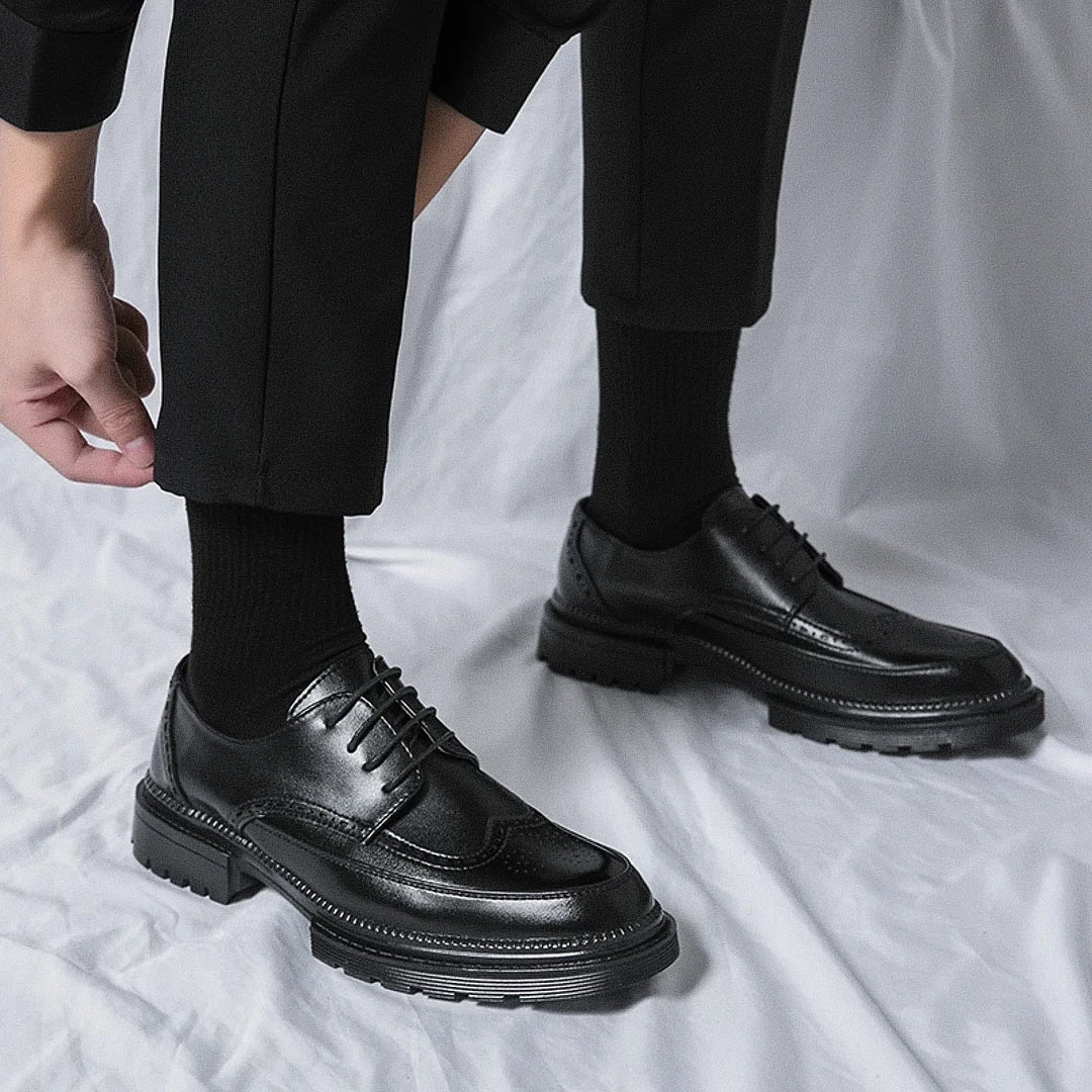 Sapato Masculino Derby Marcanzzi MZ358 em couro premium, solado tratorado de 5 cm. Disponível em preto e marrom. Estilo, conforto e durabilidade.