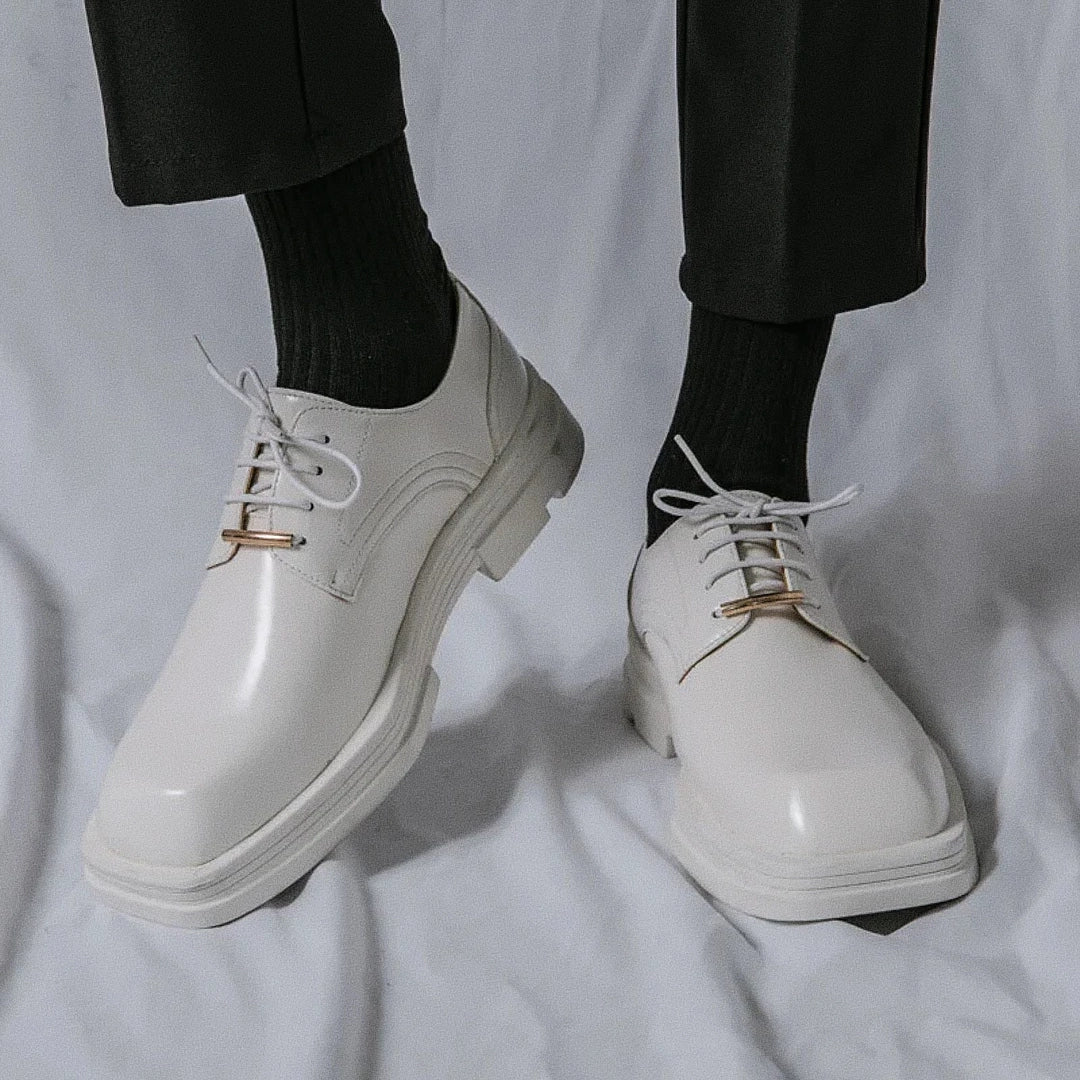 Sapato Masculino Derby Marcanzzi MZ359: couro premium, solado tratorado 5 cm, conforto e estilo moderno. Cores: preto e off white. Ideal para looks urbanos.