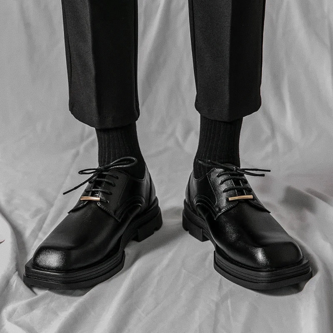 Sapato Masculino Derby Marcanzzi MZ359: couro premium, solado tratorado 5 cm, conforto e estilo moderno. Cores: preto e off white. Ideal para looks urbanos.