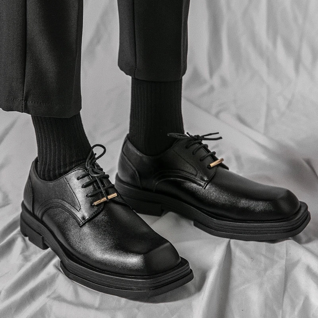 Sapato Masculino Derby Marcanzzi MZ359: couro premium, solado tratorado 5 cm, conforto e estilo moderno. Cores: preto e off white. Ideal para looks urbanos.
