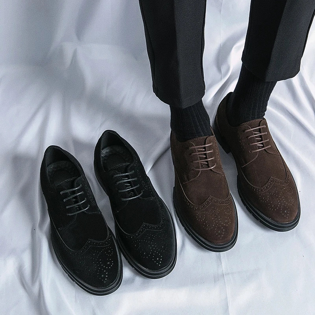 Sapato Masculino Derby Marcanzzi MZ360 em camurça nas cores preto e marrom. Solado tratorado com plataforma de 4 cm para estilo e estabilidade.