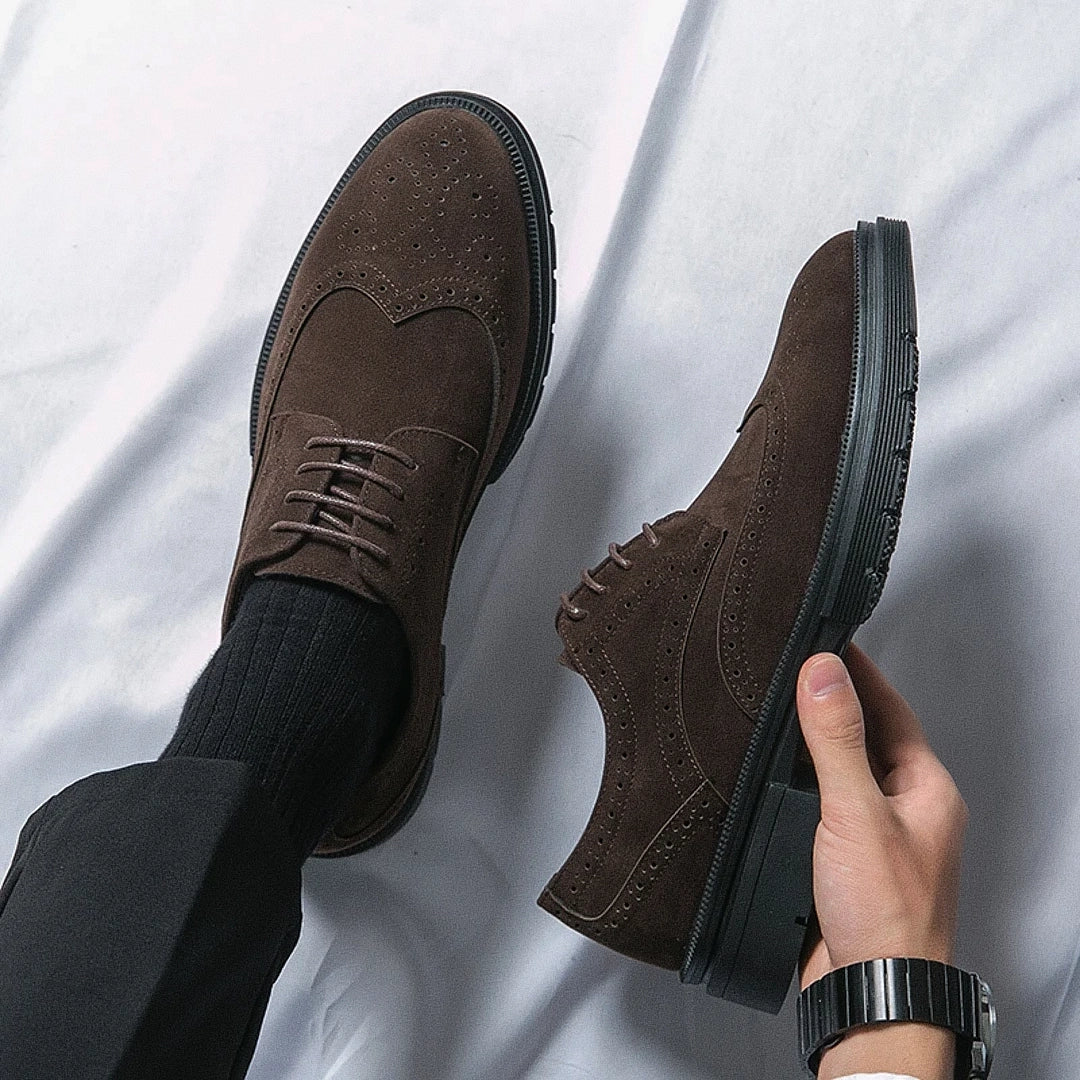 Sapato Masculino Derby Marcanzzi MZ360 em camurça nas cores preto e marrom. Solado tratorado com plataforma de 4 cm para estilo e estabilidade.