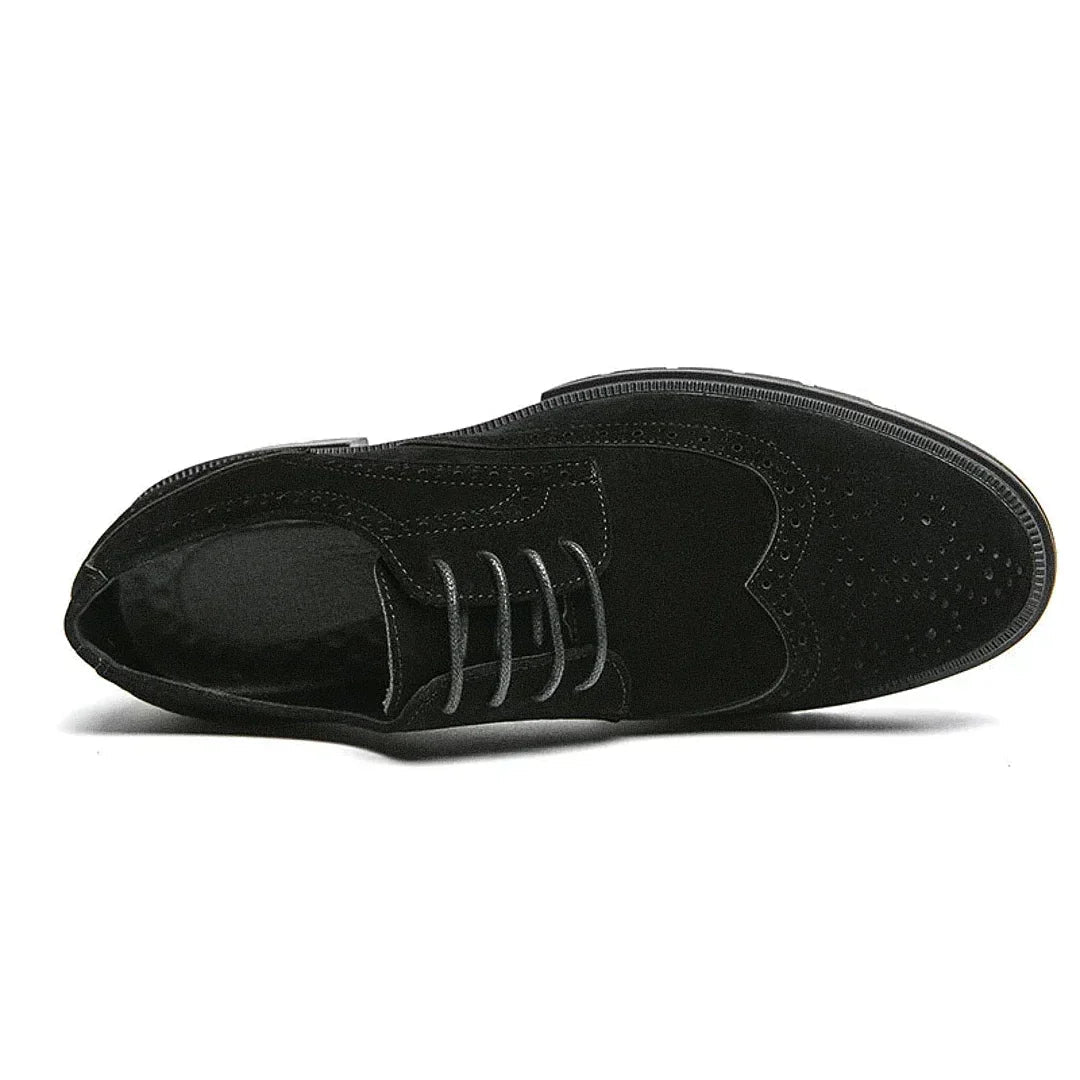 Sapato Masculino Derby Marcanzzi MZ360 em camurça nas cores preto e marrom. Solado tratorado com plataforma de 4 cm para estilo e estabilidade.
