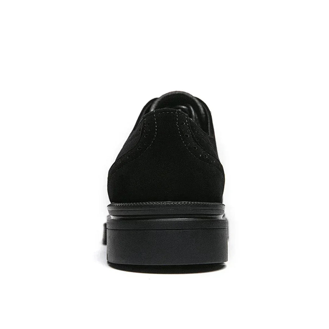 Sapato Masculino Derby Marcanzzi MZ360 em camurça nas cores preto e marrom. Solado tratorado com plataforma de 4 cm para estilo e estabilidade.