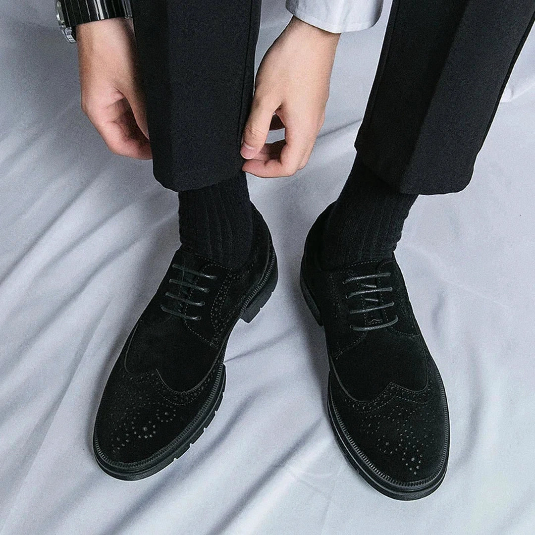 Sapato Masculino Derby Marcanzzi MZ360 em camurça nas cores preto e marrom. Solado tratorado com plataforma de 4 cm para estilo e estabilidade.