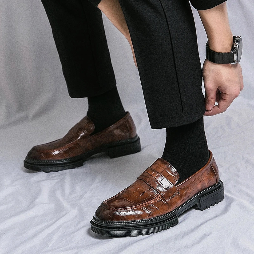 Sapato Masculino Loafer Marcanzzi MZ361 feito em materiais premium, com acabamento impecável e design versátil para elegância em ocasiões formais e casuais.