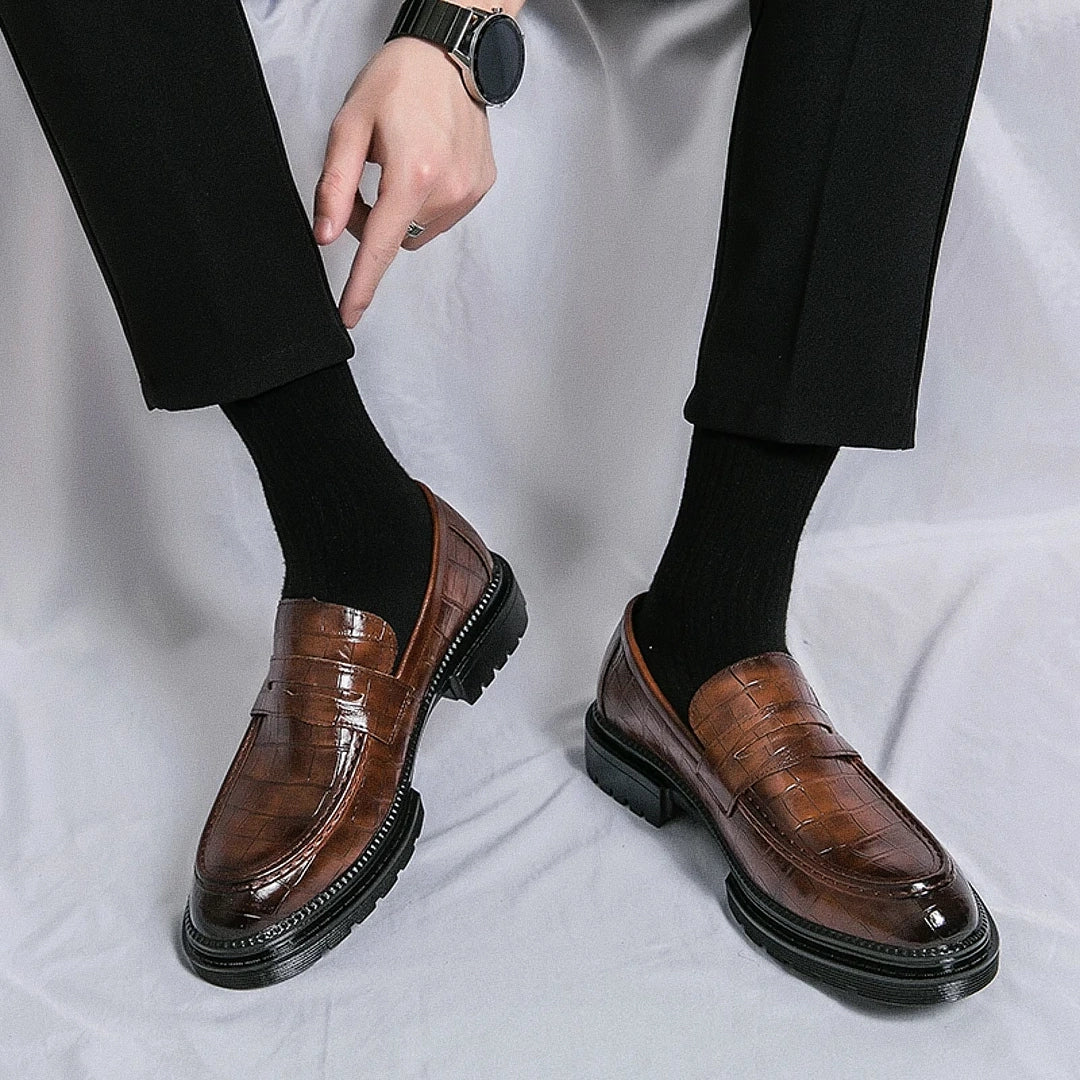 Sapato Masculino Loafer Marcanzzi MZ361 feito em materiais premium, com acabamento impecável e design versátil para elegância em ocasiões formais e casuais.