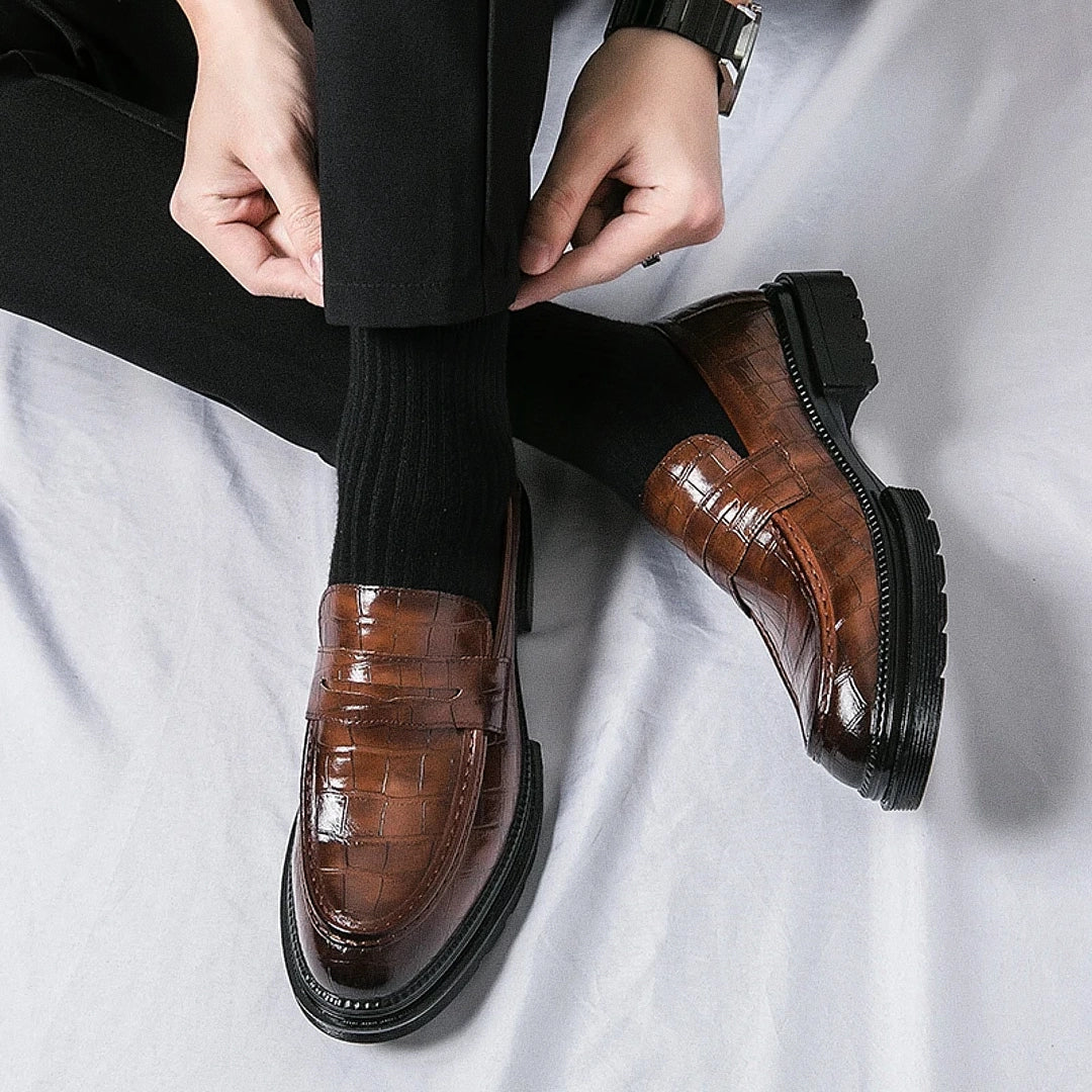 Sapato Masculino Loafer Marcanzzi MZ361 feito em materiais premium, com acabamento impecável e design versátil para elegância em ocasiões formais e casuais.