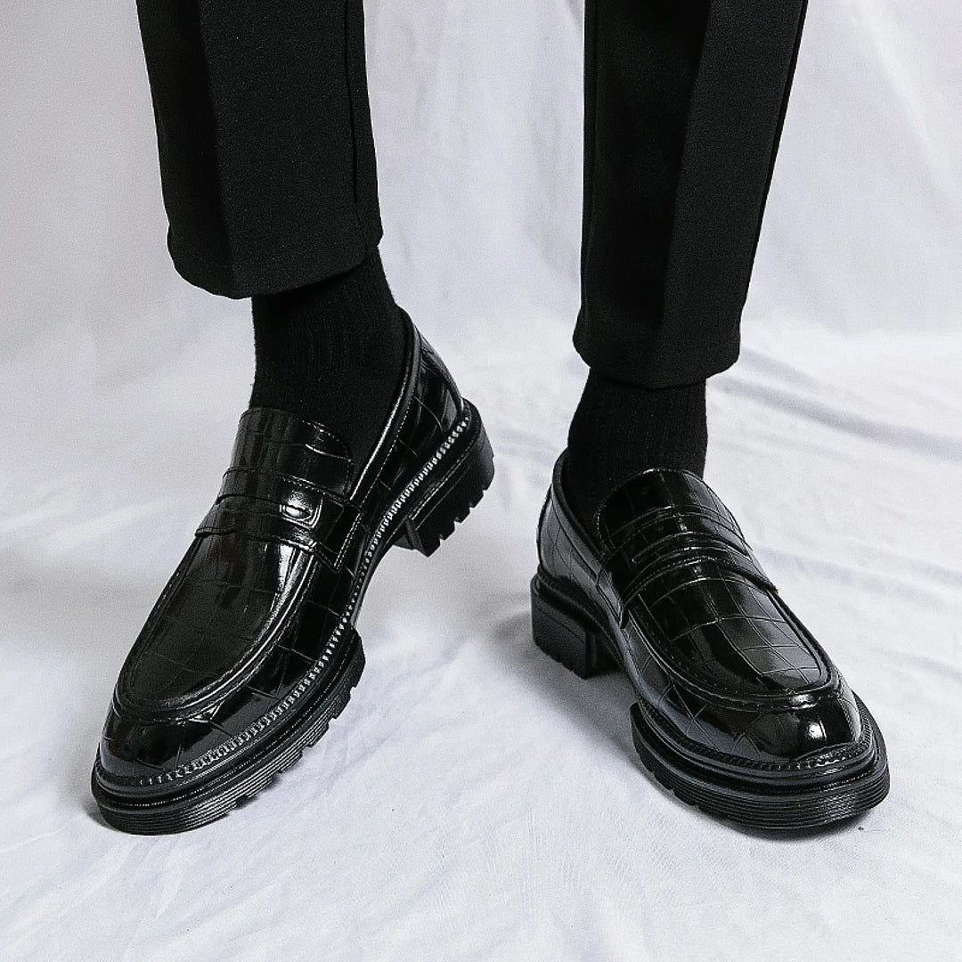 Sapato Masculino Loafer Marcanzzi MZ361 feito em materiais premium, com acabamento impecável e design versátil para elegância em ocasiões formais e casuais.