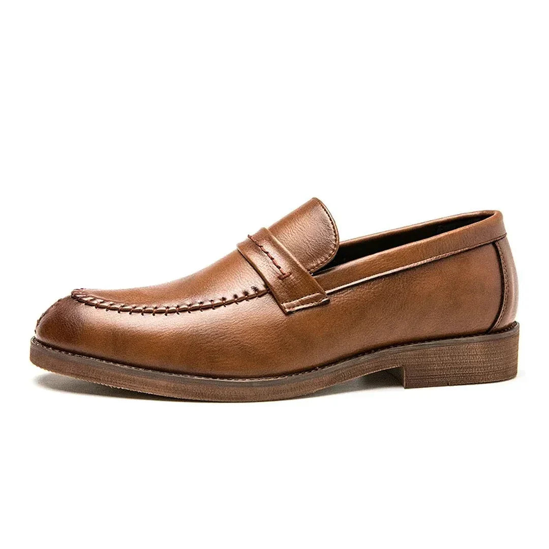 Sapato Masculino Loafer Marcanzzi MZ362 em couro premium, costura central precisa, sola de borracha vulcanizada e design elegante para diferentes estilos.