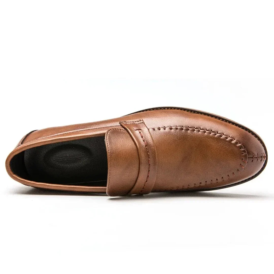 Sapato Masculino Loafer Marcanzzi MZ362 em couro premium, costura central precisa, sola de borracha vulcanizada e design elegante para diferentes estilos.