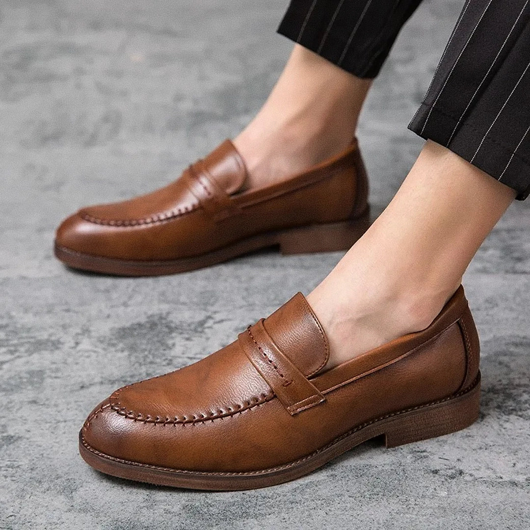 Sapato Masculino Loafer Marcanzzi MZ362 em couro premium, costura central precisa, sola de borracha vulcanizada e design elegante para diferentes estilos.