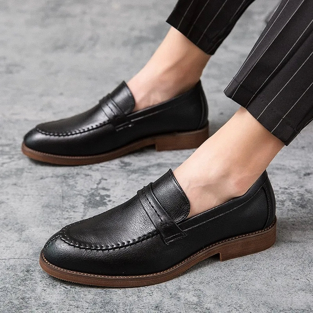 Sapato Masculino Loafer Marcanzzi MZ362 em couro premium, costura central precisa, sola de borracha vulcanizada e design elegante para diferentes estilos.