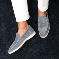 Sapato Masculino Loafer Marcanzzi MZ366 em camurça, elegante e confortável. Perfeito para ocasiões especiais e combinações formais ou informais.