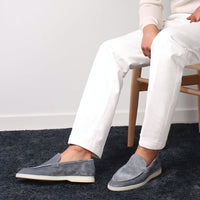 Sapato Masculino Loafer Marcanzzi MZ366 em camurça, elegante e confortável. Perfeito para ocasiões especiais e combinações formais ou informais.