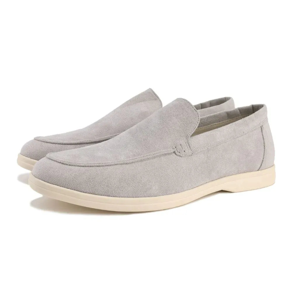 Sapato Masculino Loafer Marcanzzi MZ366 em camurça, elegante e confortável. Perfeito para ocasiões especiais e combinações formais ou informais.