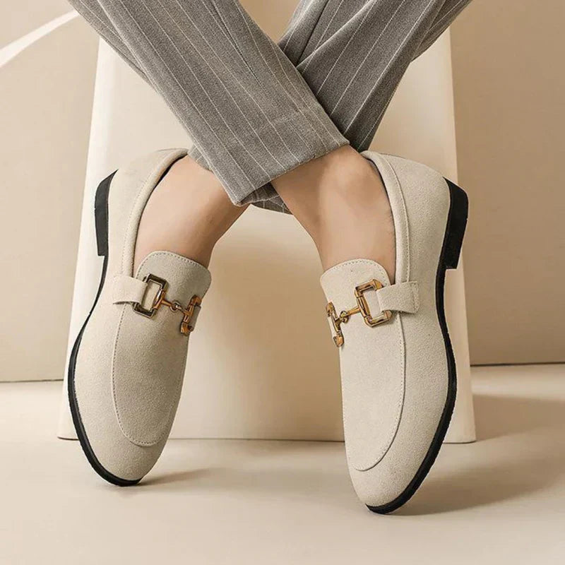 Sapato Masculino Loafer Marcanzzi MZ368 em camurça macia com fivela sofisticada. Elegância casual e conforto para ocasiões especiais e ambientes descontraídos.