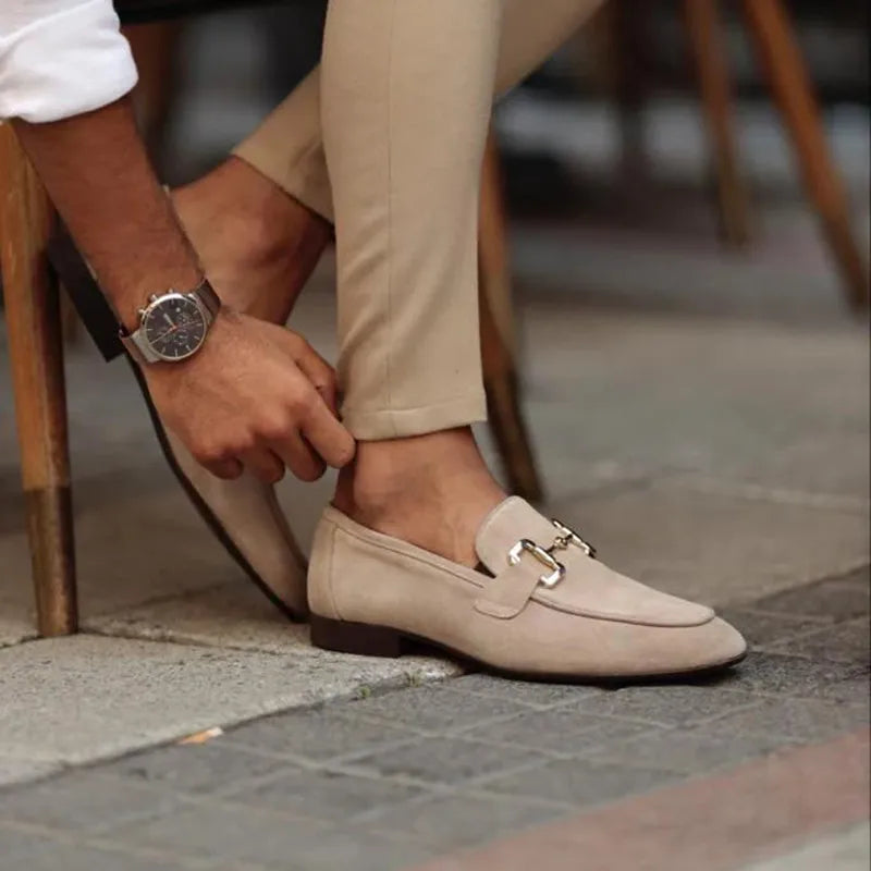 Sapato Masculino Loafer Marcanzzi MZ368 em camurça macia com fivela sofisticada. Elegância casual e conforto para ocasiões especiais e ambientes descontraídos.