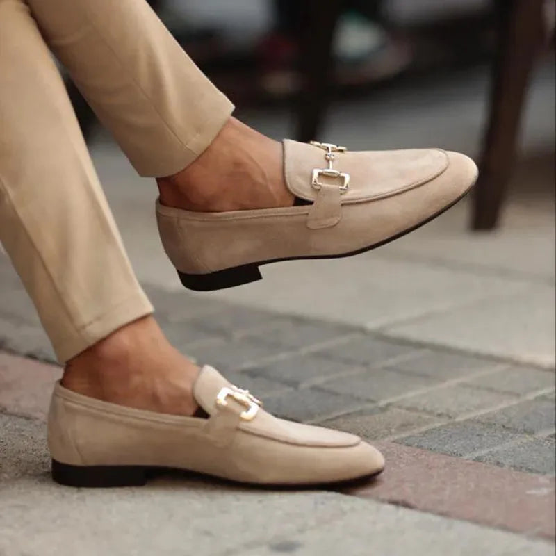 Sapato Masculino Loafer Marcanzzi MZ368 em camurça macia com fivela sofisticada. Elegância casual e conforto para ocasiões especiais e ambientes descontraídos.