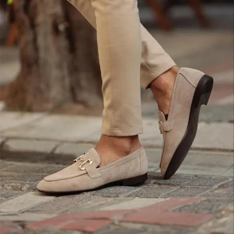 Sapato Masculino Loafer Marcanzzi MZ368 em camurça macia com fivela sofisticada. Elegância casual e conforto para ocasiões especiais e ambientes descontraídos.