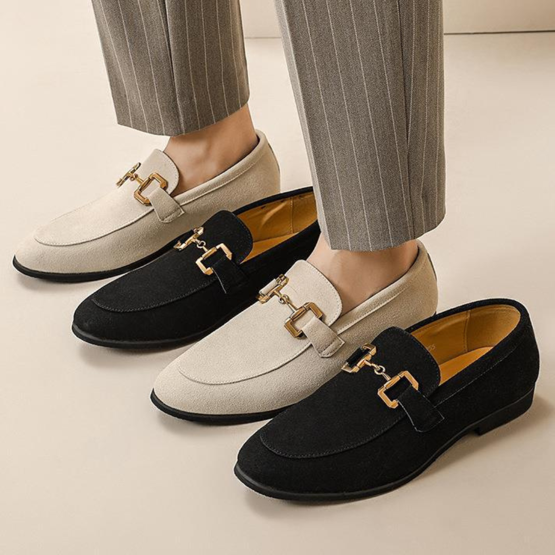 Sapato Masculino Loafer Marcanzzi MZ368 em camurça macia com fivela sofisticada. Elegância casual e conforto para ocasiões especiais e ambientes descontraídos.