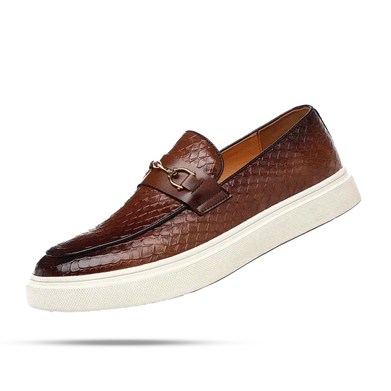 Sapato Masculino Loafer Marcanzzi MZ369 com padrão em escamas, acabamento premium e sola vulcanizada. Disponível em marrom e preto.