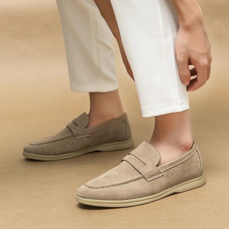 Sapato Masculino Loafer Marcanzzi MZ370 em camurça, elegante e versátil. Ideal para trabalho e lazer, oferece conforto, estilo atemporal e ajuste impecável.