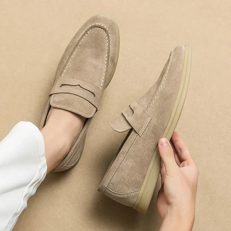 Sapato Masculino Loafer Marcanzzi MZ370 em camurça, elegante e versátil. Ideal para trabalho e lazer, oferece conforto, estilo atemporal e ajuste impecável.