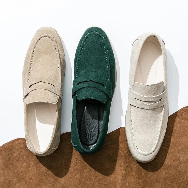 Sapato Masculino Loafer Marcanzzi MZ370 em camurça, elegante e versátil. Ideal para trabalho e lazer, oferece conforto, estilo atemporal e ajuste impecável.