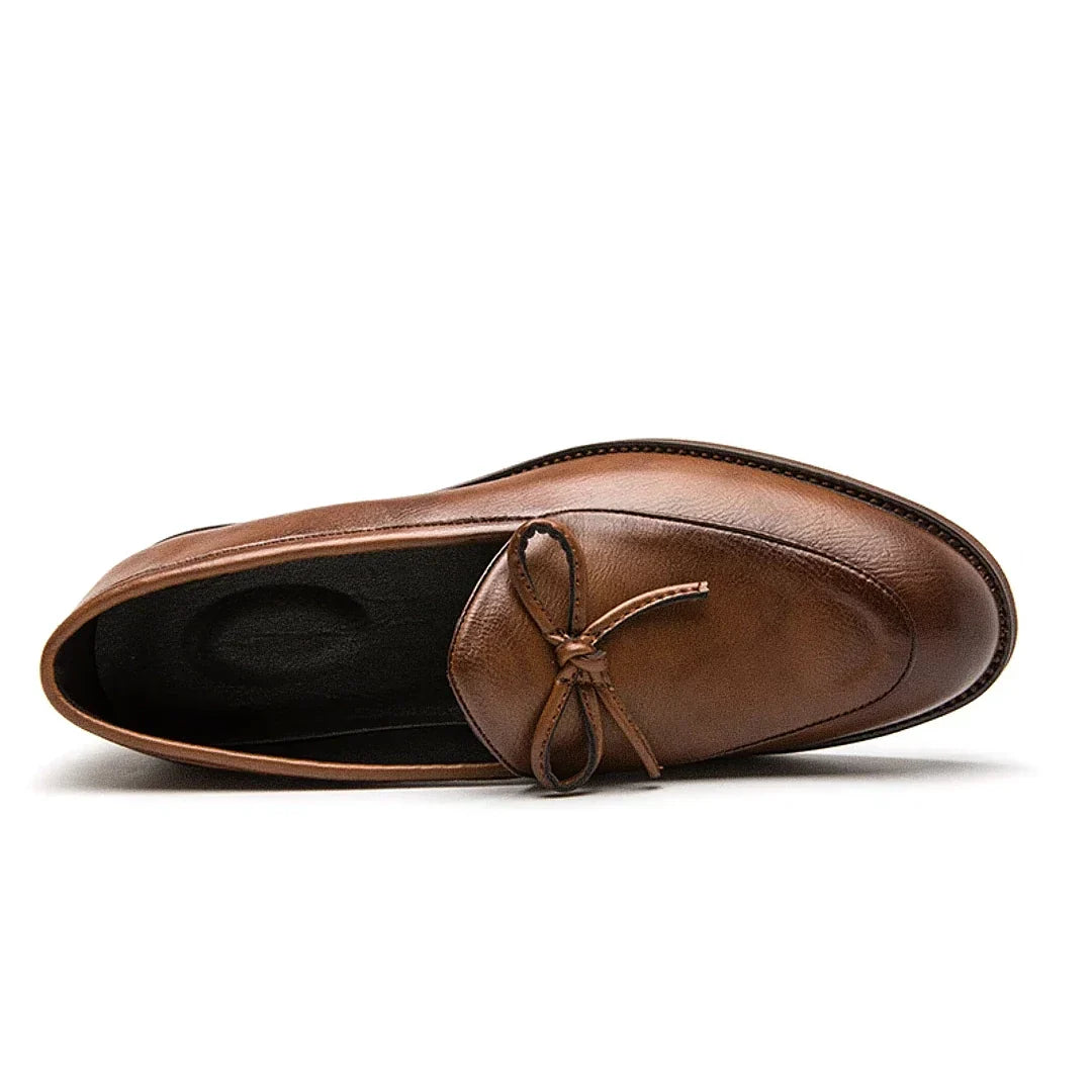 Sapato Masculino Loafer Marcanzzi MZ371 em couro premium, sola de borracha, disponível em marrom e preto. Elegância e conforto para looks formais e casuais.