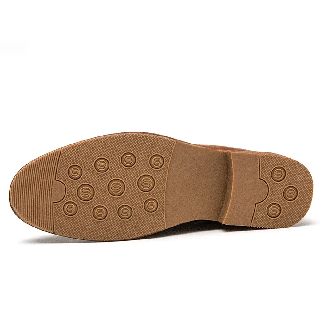 Sapato Masculino Loafer Marcanzzi MZ371 em couro premium, sola de borracha, disponível em marrom e preto. Elegância e conforto para looks formais e casuais.