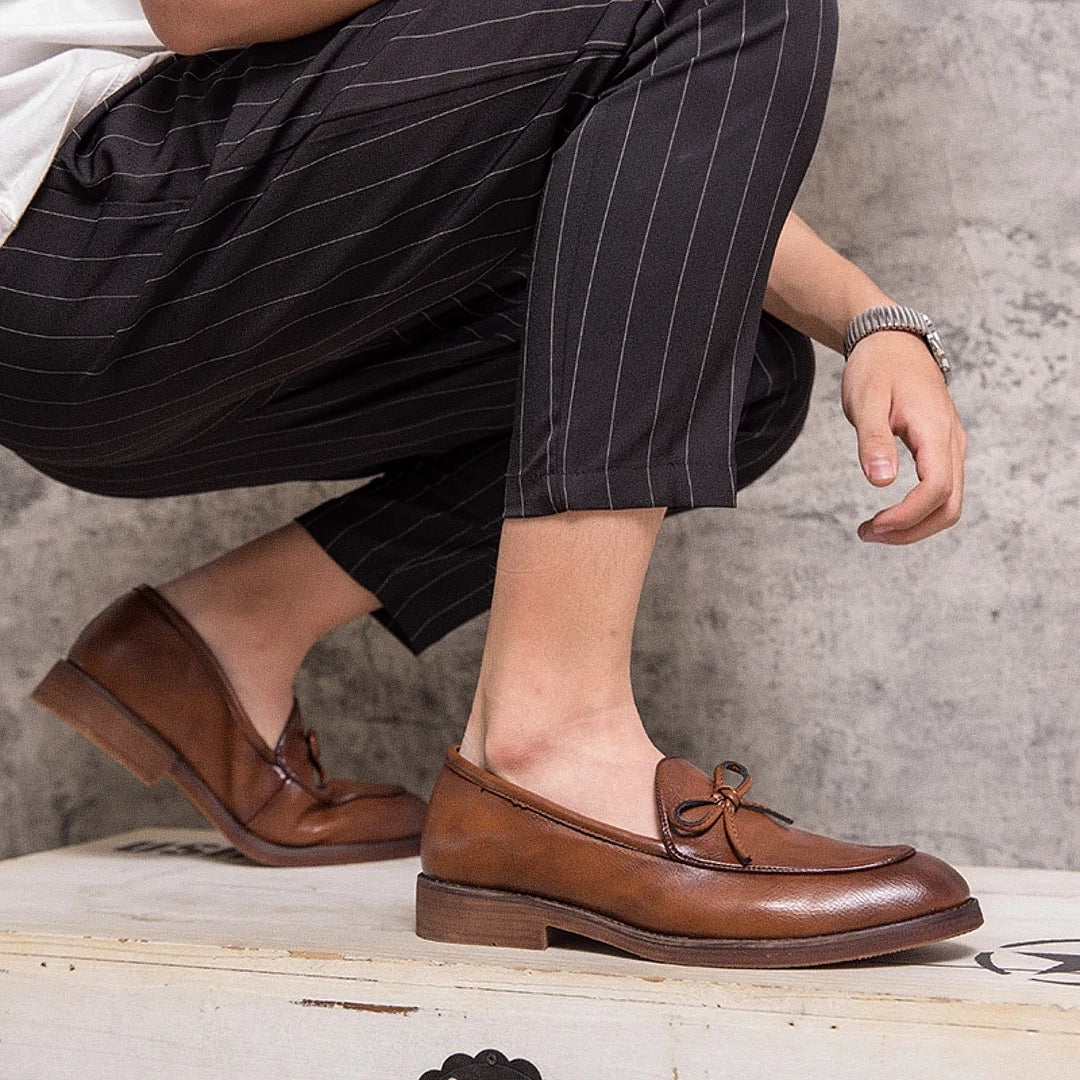 Sapato Masculino Loafer Marcanzzi MZ371 em couro premium, sola de borracha, disponível em marrom e preto. Elegância e conforto para looks formais e casuais.