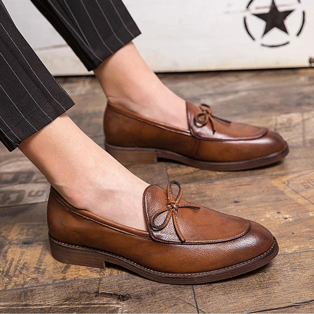 Sapato Masculino Loafer Marcanzzi MZ371 em couro premium, sola de borracha, disponível em marrom e preto. Elegância e conforto para looks formais e casuais.