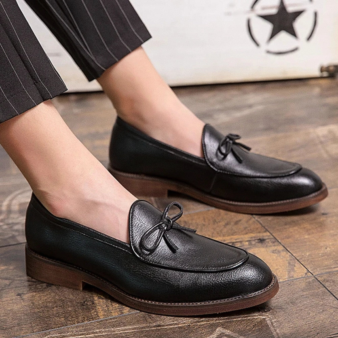 Sapato Masculino Loafer Marcanzzi MZ371 em couro premium, sola de borracha, disponível em marrom e preto. Elegância e conforto para looks formais e casuais.