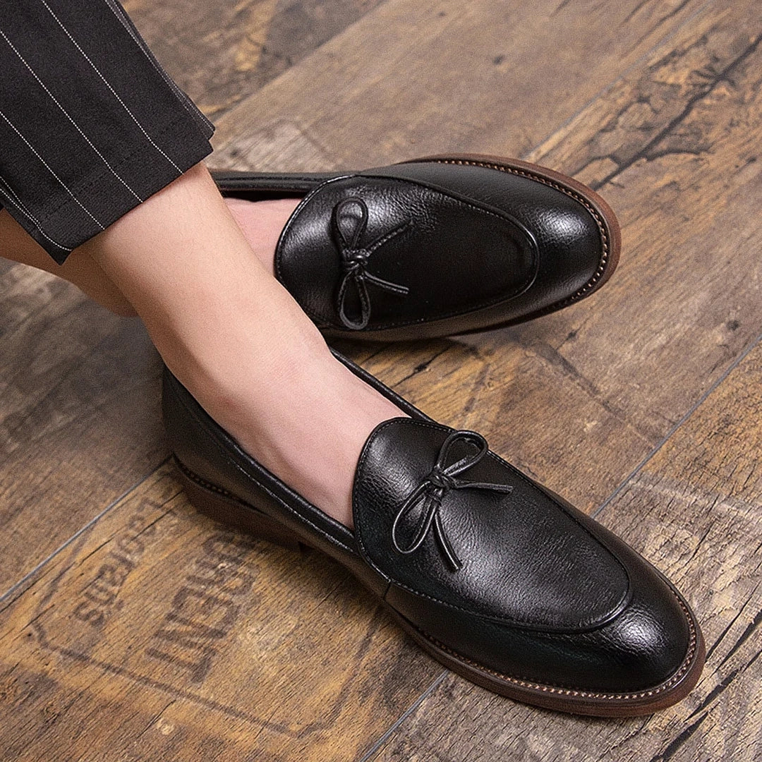 Sapato Masculino Loafer Marcanzzi MZ371 em couro premium, sola de borracha, disponível em marrom e preto. Elegância e conforto para looks formais e casuais.